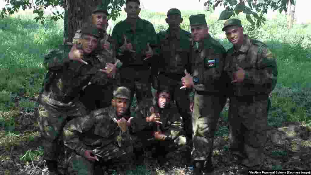 Cubanos posan como soldados del 137 Regimiento de paracaidistas, ubicado en la ciudad de Riazán. Foto Cortesía Alain Paparazzi Cubano