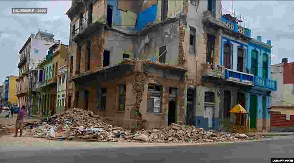 El mal estado constructivo de muchas edificaciones, tras años sin recibir mantenimiento, hace que muchas de ellas colapsen. Foto publicada en redes sociales de un derrumbe ocurrido en diciembre de 2023 en La Habana. 