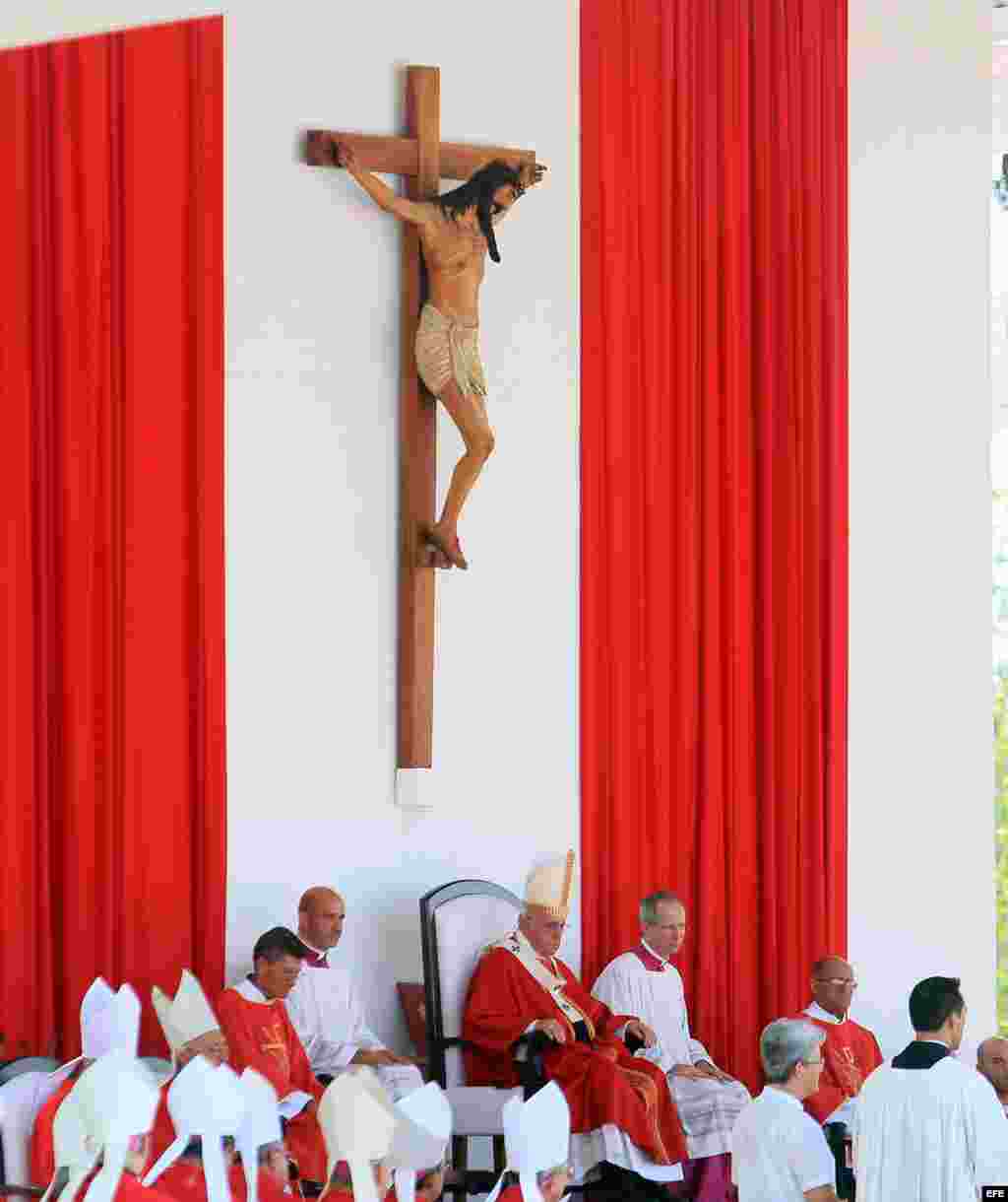 El papa Francisco oficia una misa en Holguín (Cuba). La homilía del papa Francisco fue dirigida principalmente a hablar de la misericordia y tuvo una mención especial para las casas de misión que hay en este territorio, en zonas apartadas y de difícil acceso. Igualmente, habló de la necesidad de "no quedarnos en las apariencias o en lo políticamente correcto".