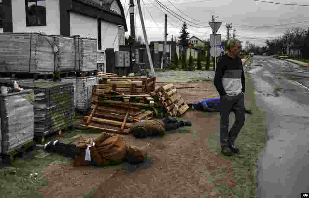 Tres cadáveres de ucranianos asesinados en las calles de Bucha durante la retirada de las tropas rusas.