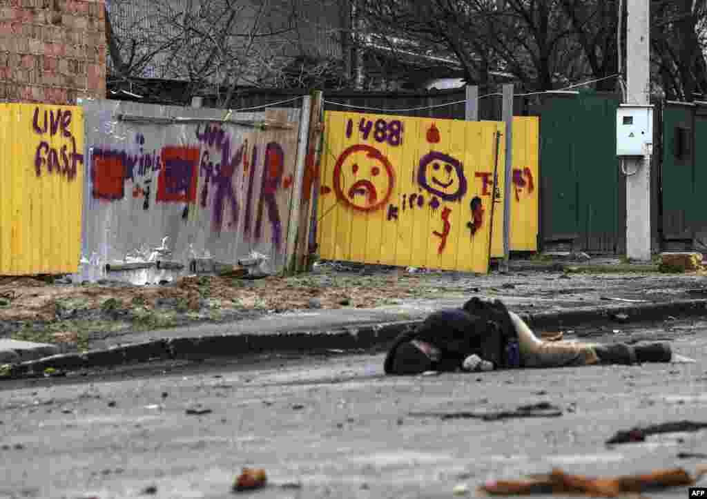 Cuerpo de ucraniano asesinado en las calles de Bucha durante la retirada de las tropas rusas.