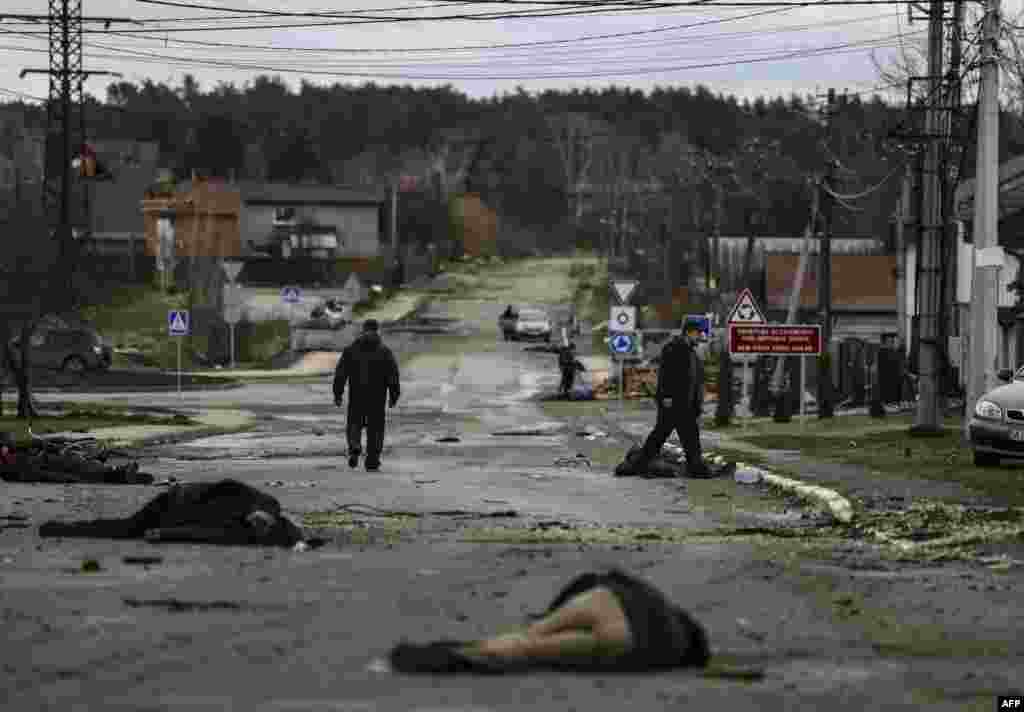 Cuerpos de ucranianos asesinados en las calles de Bucha durante la retirada de las tropas rusas.