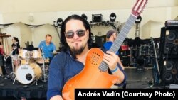 El guitarrista, Andrés Vadín, posa con una guitarra.