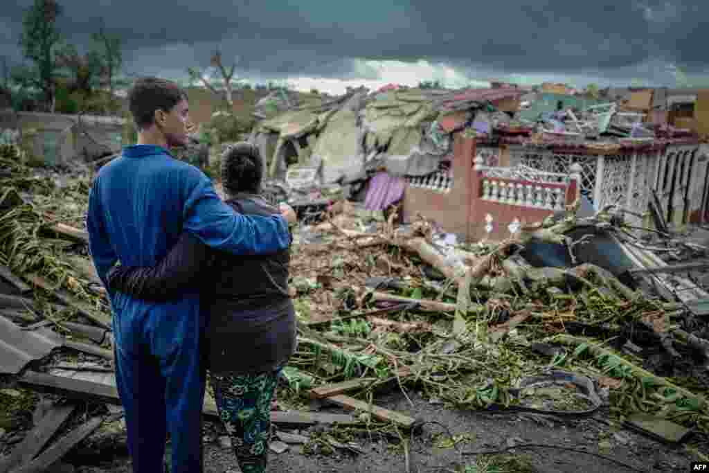 Una pareja observa su casa destruida por el tornado en el barrio habanero de Regla.
