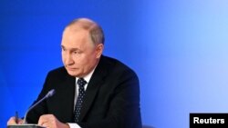 Vladimir Putin declaró que “si Polonia despliega sus tropas en Ucrania, ya no se irá de ahí”, dado que aspira a “devolver tierras que considera suyas”.