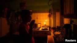 "Vivimos más tiempo apagados que alumbrados", se quejan los cubanos