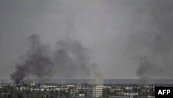 Humo y polvo sucio en el cielo de la ciudad de Severodonetsk, en el Donbas, Ucrania