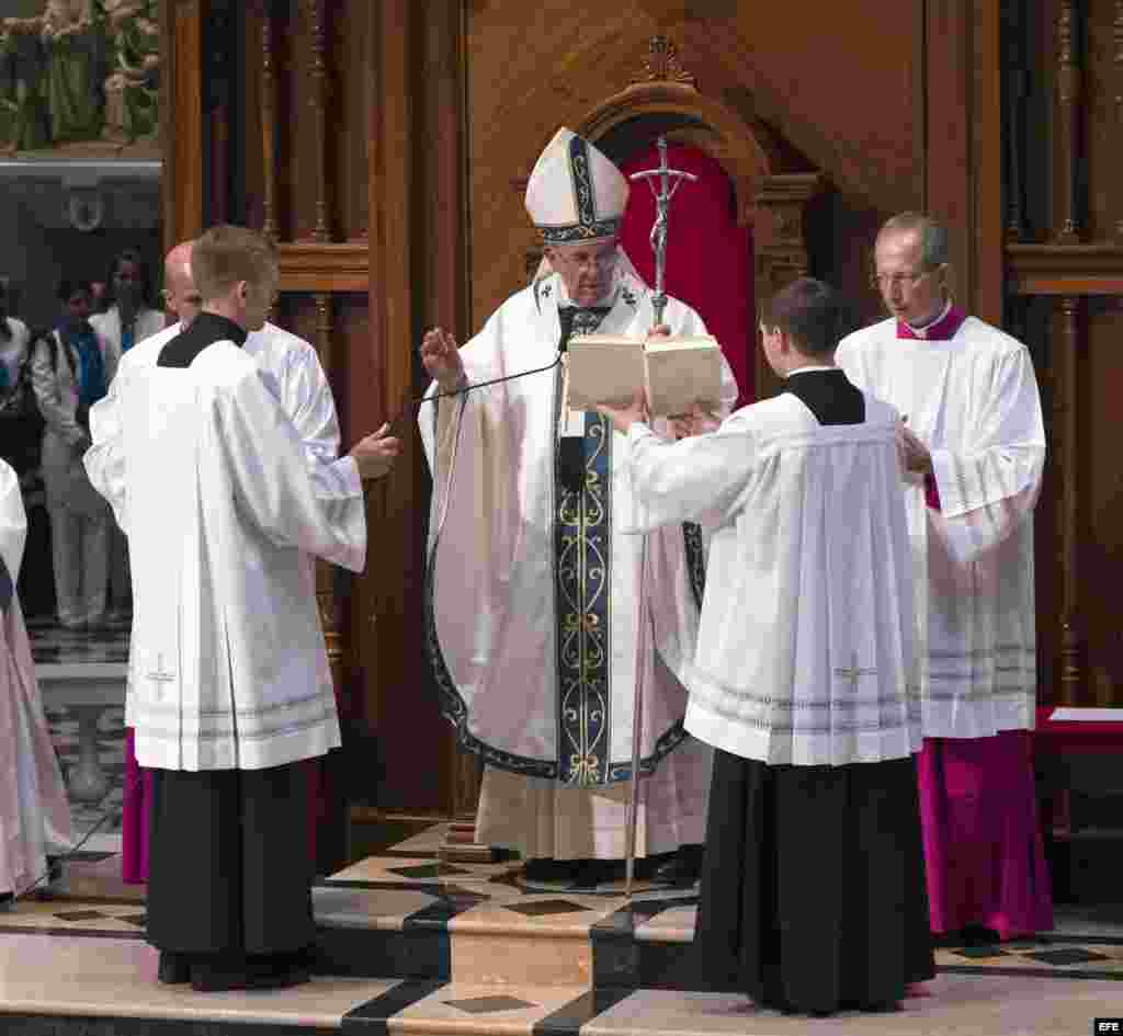 El papa oficia una misa en la Basílica de San Pedro y Pablo, en Filadelfia.