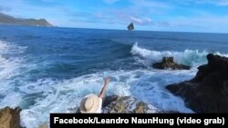 El párroco santiaguero Leandro Naun Hung tira al mar el calendario de 2024, uno de los peores años que ha afrontado la comunidad católica a su cargo. 