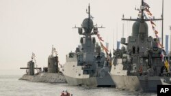 Submarinos y buques de guerra rusos en la Estación Marina de San Petersburgo, en junio de 2021. (Foto AP/Dmitri Lovetsky/Archivo)