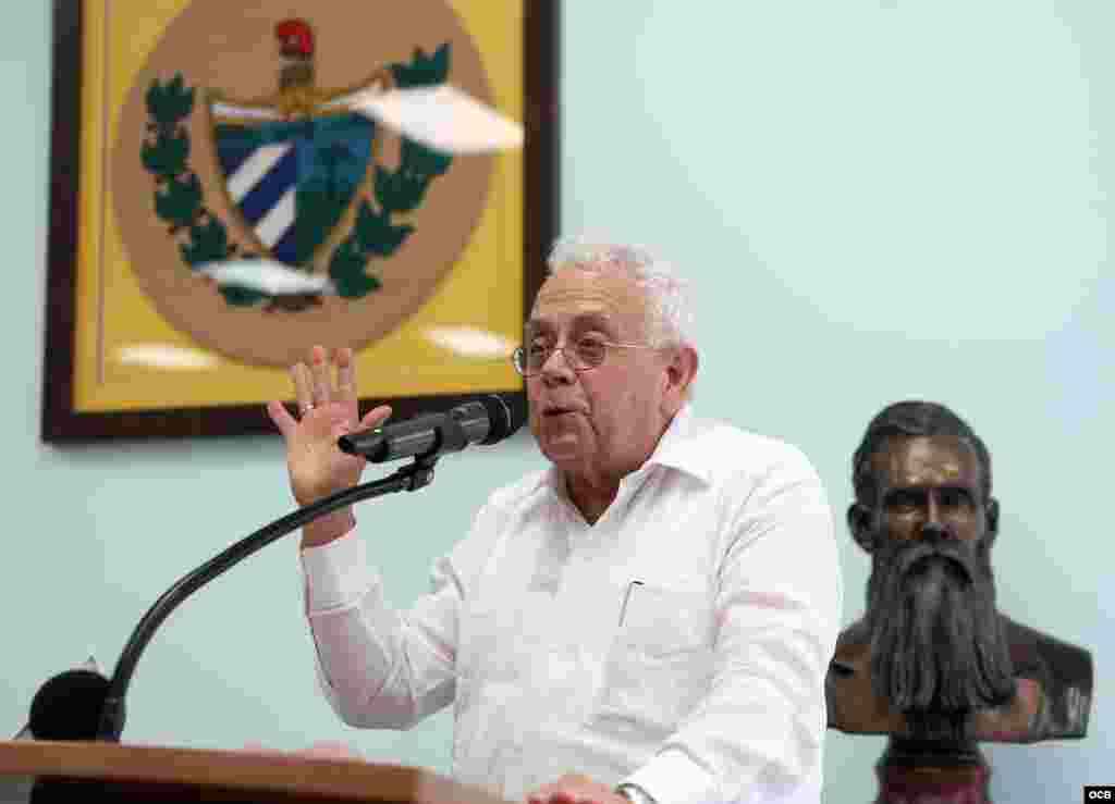 Julio Estorino habla a los asistentes durante la presentación del libro “Biografía de un Hombre de Dios" que narra la vida de Monseñor Agustín Román en La Ermita de la Caridad en la Ciudad de Miami. Foto OCB / Roberto Koltun.