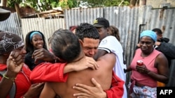 Marlon Brando Díaz (C), encarcelado por su participación en las protestas antigubernamentales de julio de 2021, saluda a sus familiares después de ser liberado de la prisión en el barrio de Guinera en La Habana el 16 de enero de 2025. YAMIL LAGE / AFP