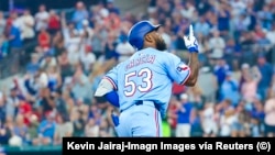 El jardinero derecho de los Rangers de Texas, Adolis García (53), reacciona tras conectar un jonrón en la sexta entrada contra los Medias Rojas de Boston, en el Globe Life Field. Crédito obligatorio: Kevin Jairaj-Imagn Images.