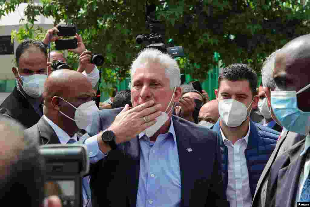 Manuel Anido Cuesta detrás de Díaz-Canel en México en septiembre de 2021. REUTERS/Henry Romero 