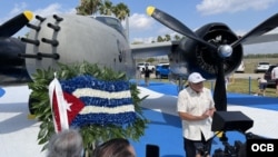 Veterano de Bahía de Cochinos recuerda la gesta ante los invitados al evento.