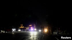 La gente camina por la calle durante un colapso de la red eléctrica nacional, en La Habana, Cuba, el 14 de marzo de 2025. REUTERS/Norlys Perez