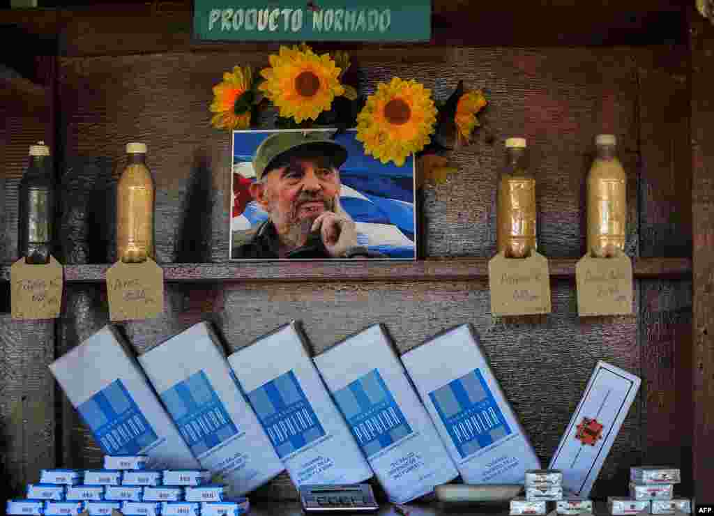 Un retrato de Fidel Castro en una bodega de Santiago de Cuba.