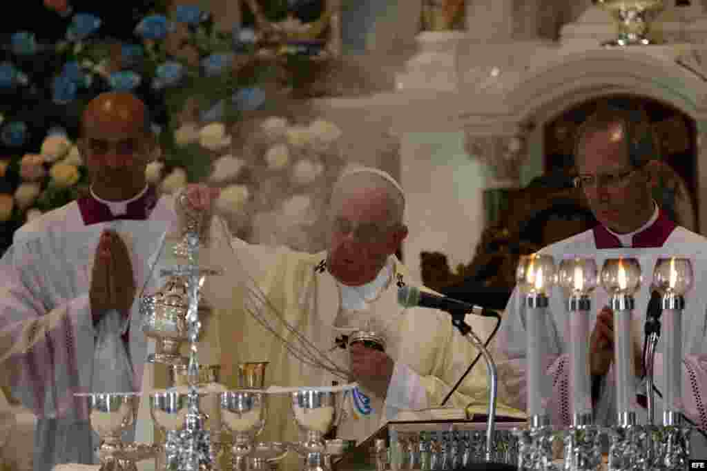 l papa Francisco oficia una misa hoy, martes 22 de septiembre de 2015, en la Basílica Menor del Santuario de Nuestra Señora de la Caridad del Cobre en Santiago (Cuba).