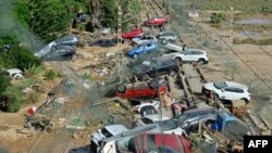 Los restos de automóviles se acumulan en la vía del tren el 31 de octubre de 2024 después de que las inundaciones repentinas devastaran la ciudad de Alfafar, en la región de Valencia, al este de España.