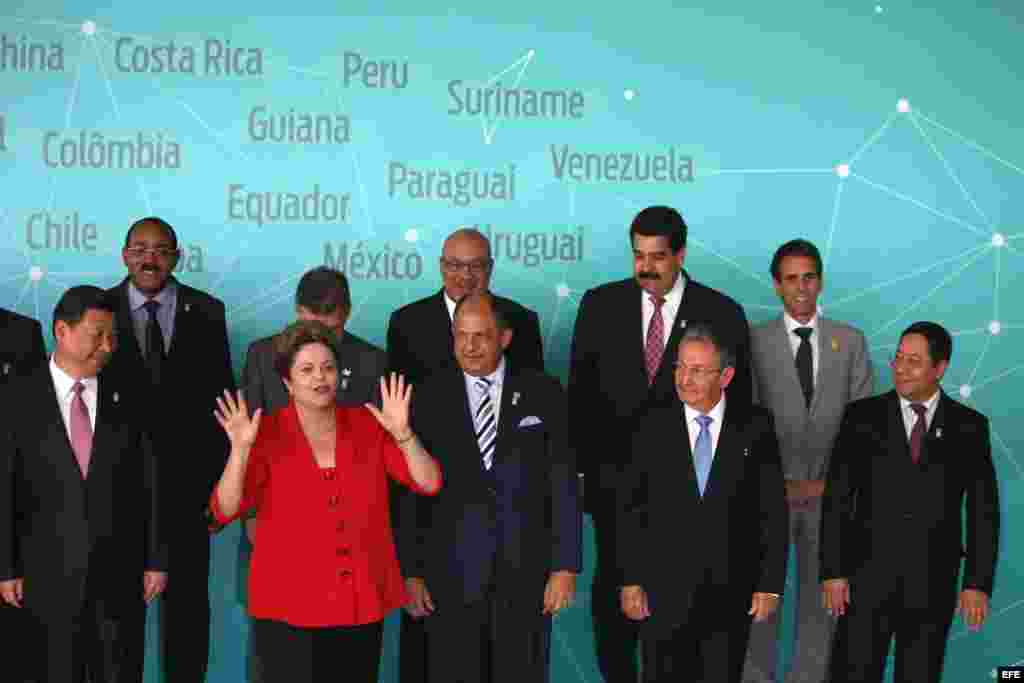 Atrás, desde la izquierda, el primer ministro de Antigua y Barbuda, Gaston Browne; el presidente de Colombia, Juan Manuel Santos; el presidente de Surinam, Desire Delano Bouterse, el presidente de Venezuela, Nicolás Maduro, y el ministro de Producción de