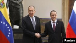 El ministro de Relaciones Exteriores de Rusia, Sergey Lavrov, estrecha la mano de su homólogo venezolano, Jorge Arreaza, durante una reunión en Caracas, Venezuela, el 7 de febrero de 2020. Foto: Archivo.