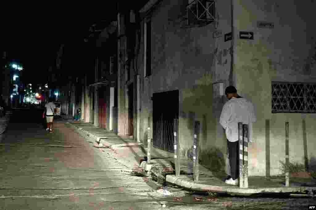 Sólo las luces de los autos alumbraron las calles de la ciudad de La Habana. 
