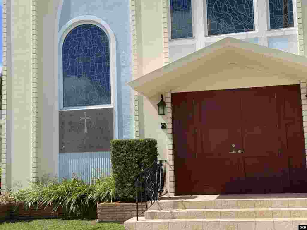 Entrada de Iglesia de la Asunción de la Santísima Virgen Maria, greco-católica ucraniana, en Miami.
