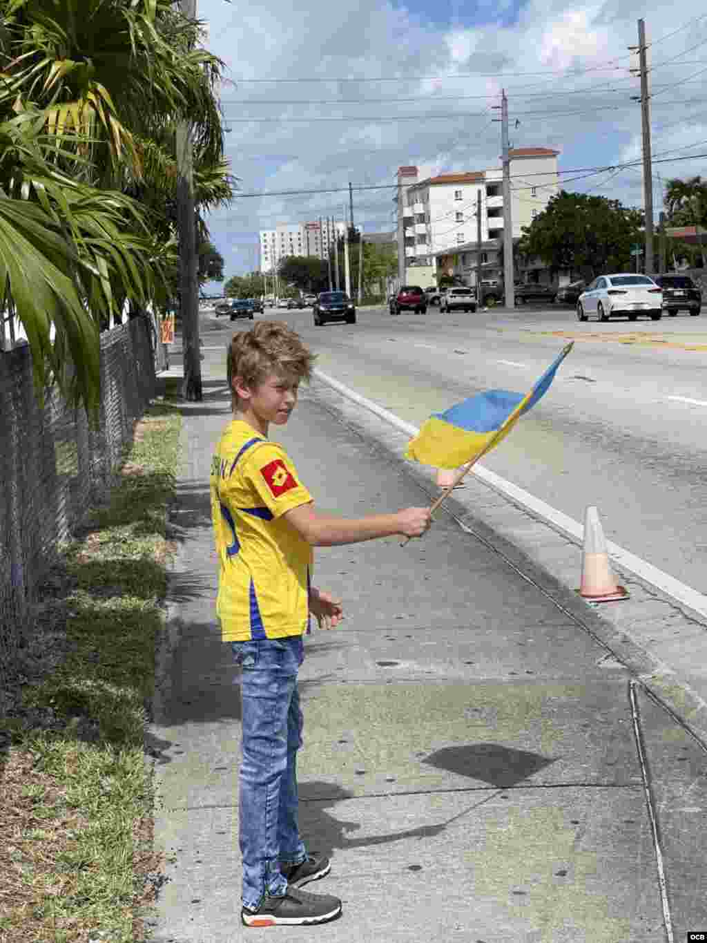 Adolescente ucraniano en la manifestación en apoyo a Ucrania.