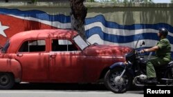 Los conductores privados suplen con sus servicios el vacío del transporte estatal en Cuba. (Reuters/Desmond Boylan/Archivo)