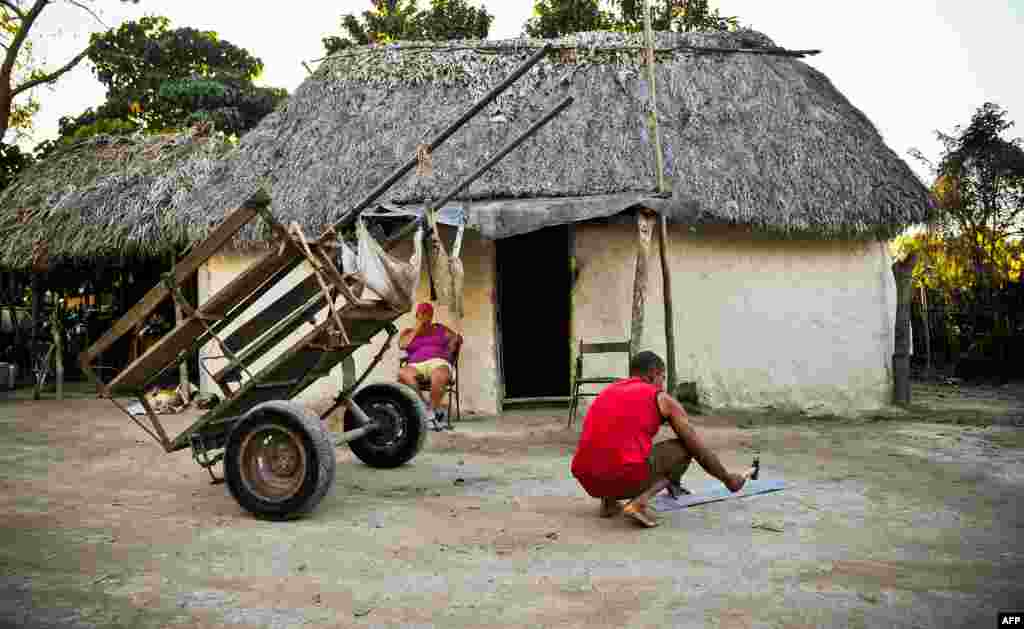 Un campesino trabaja frente a su bohío en el poblado de Jiguaní, en la provincia de Granma.